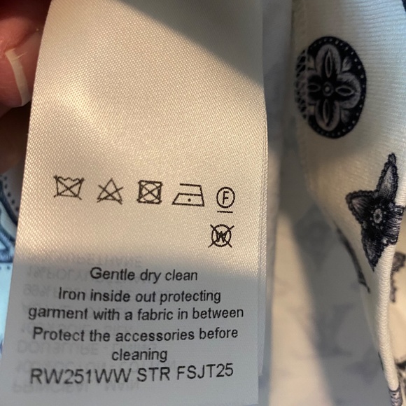 Authentic Louis Vuitton Logo T-shirt with flutter sleeves - Picture 6 of 7